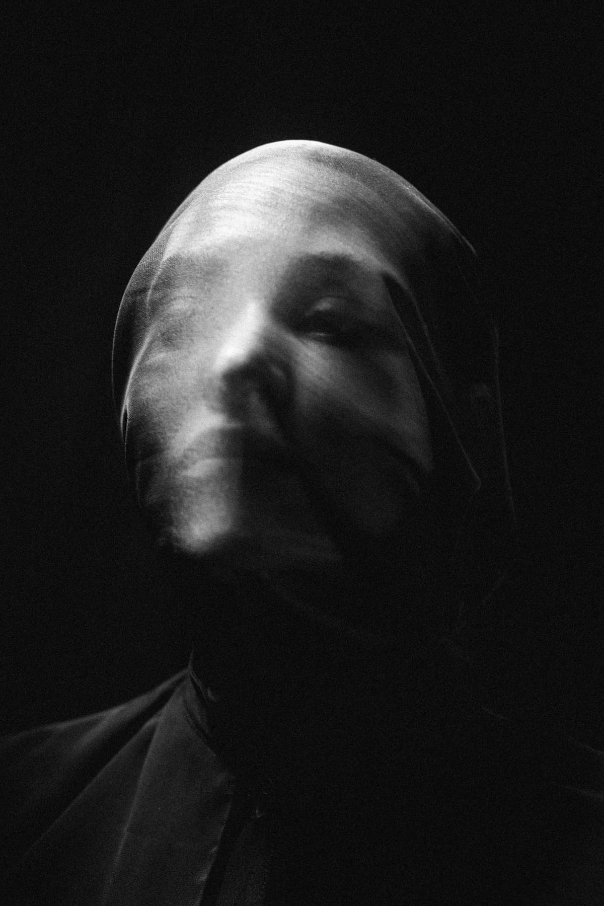 TRAIAN EL PELO SUELTO Y CORONA DE FLORES Image 8