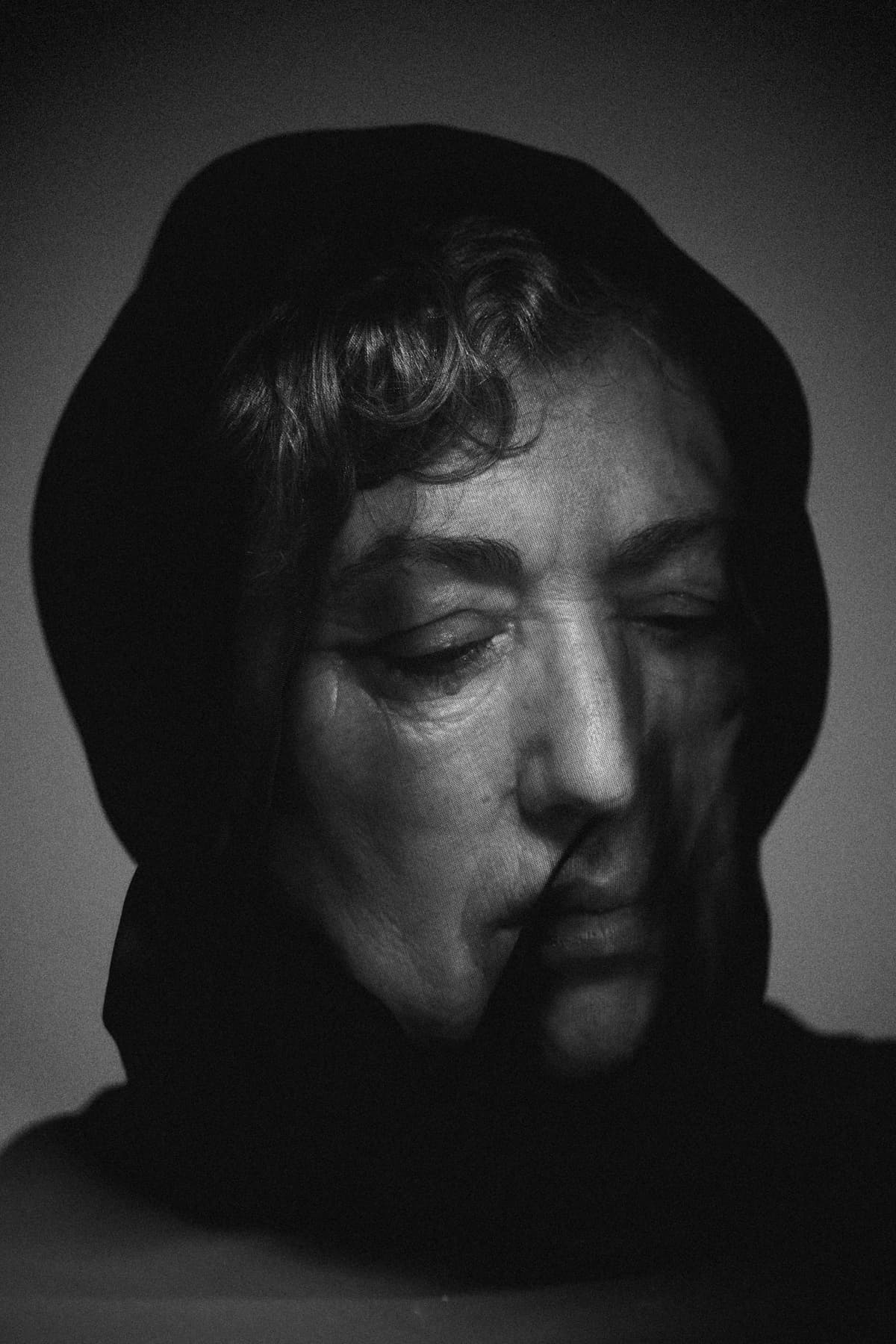 TRAIAN EL PELO SUELTO Y CORONA DE FLORES Image 2