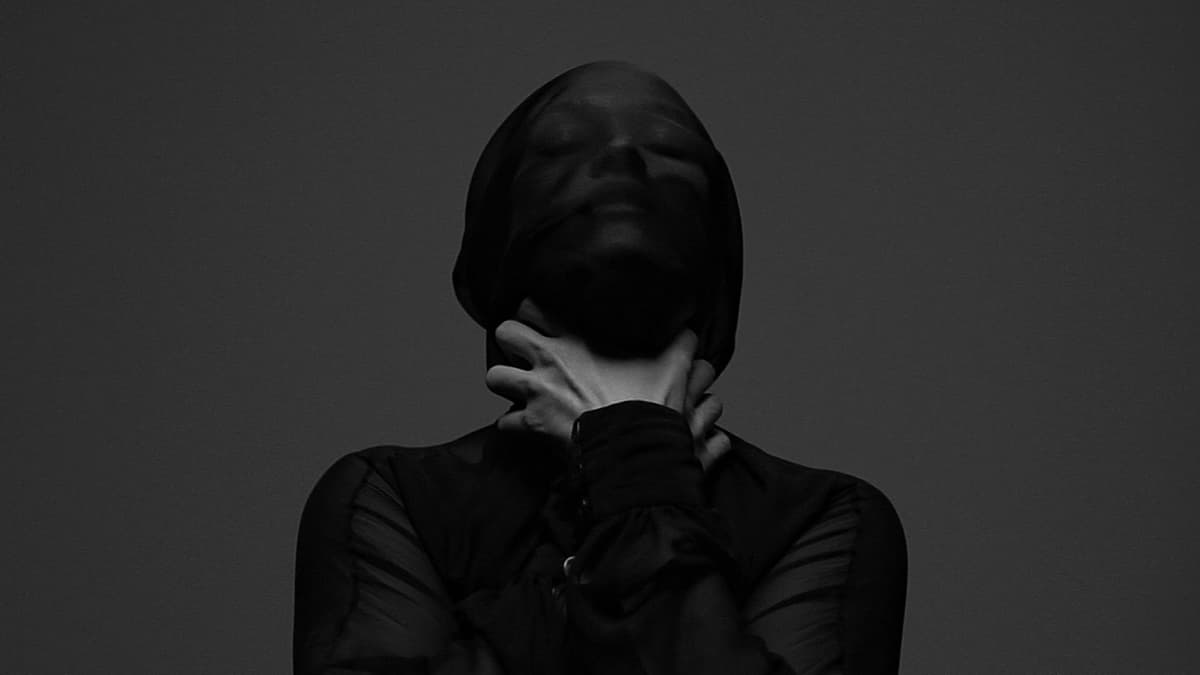 TRAIAN EL PELO SUELTO Y CORONA DE FLORES Image 3