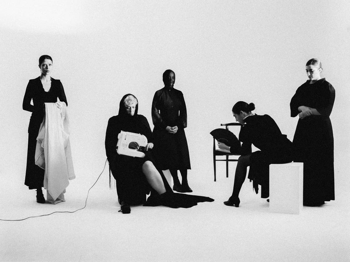 TRAIAN EL PELO SUELTO Y CORONA DE FLORES Image 1