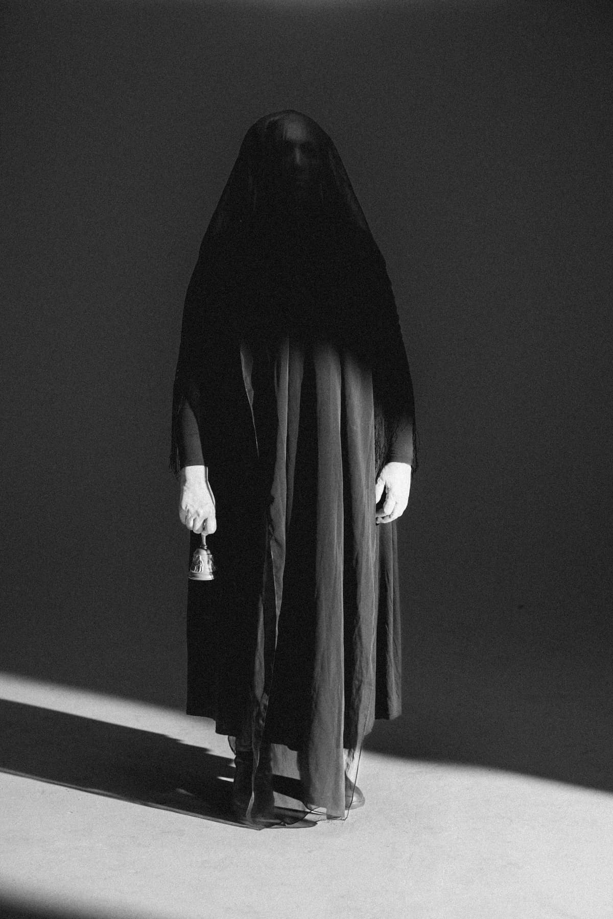 TRAIAN EL PELO SUELTO Y CORONA DE FLORES Image 5